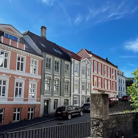 Spacious Historical Art Oasis In The Center Leilighet